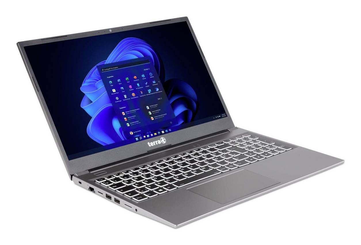 Prijenosno računalo Silver Terra otvoreno pod kutom, prikazuje Windows 11 radnu površinu i izbornik Start na zaslonu.