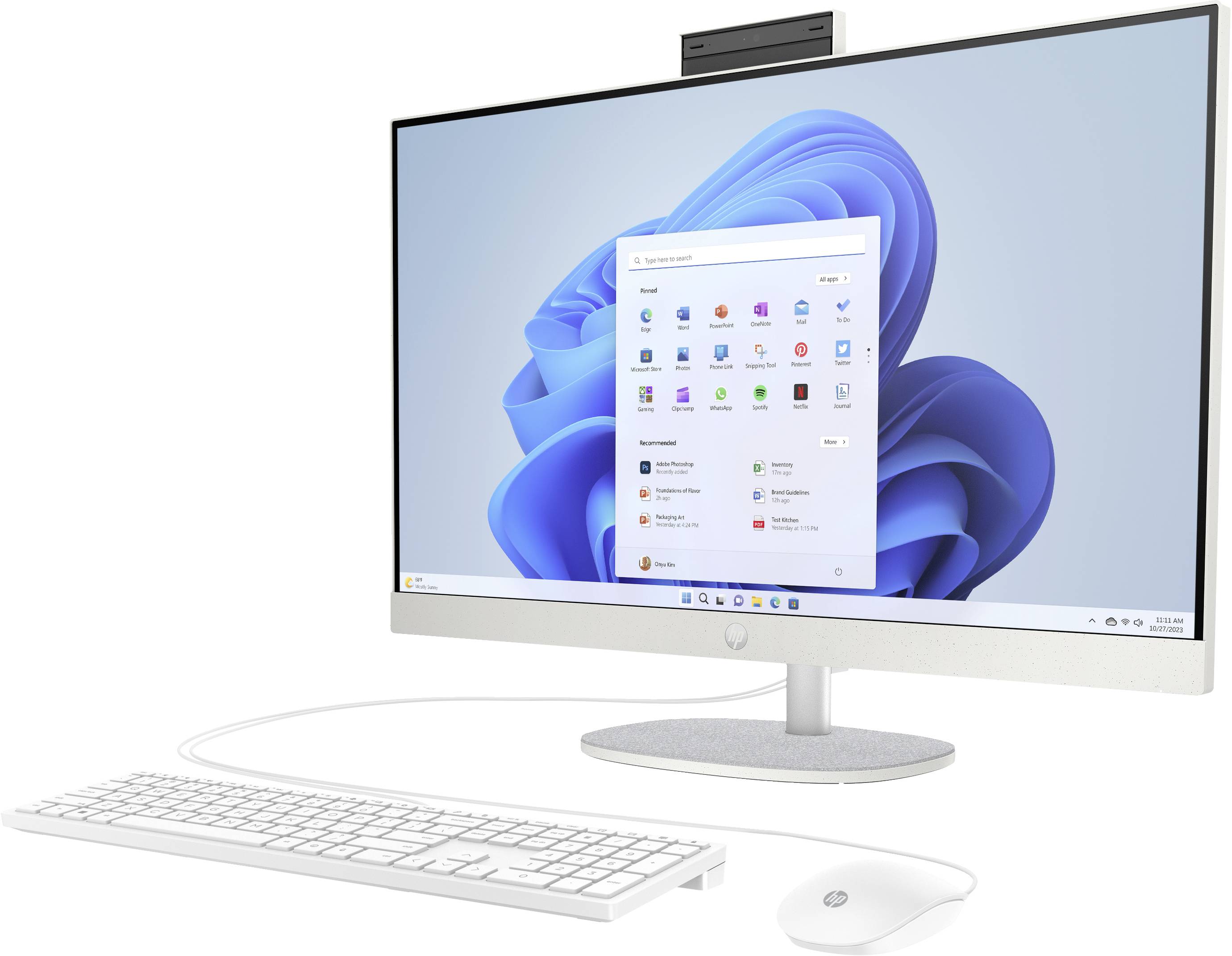 Bijeli sve-u-jednom računalo s ekranom na kojem je Windows 11, odgovarajućom tipkovnicom i miš na bijeloj pozadini.