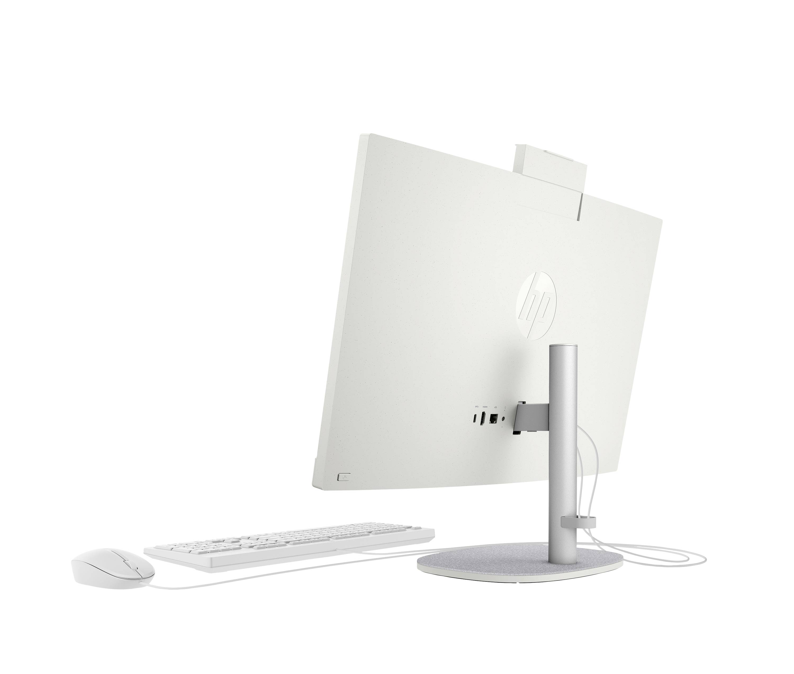 Bijela HP desktop računalna postavka prikazana sa stražnje strane, s monitorom na postolju, tipkovnicom, mišem i vidljivim kablovima na bijeloj pozadini.