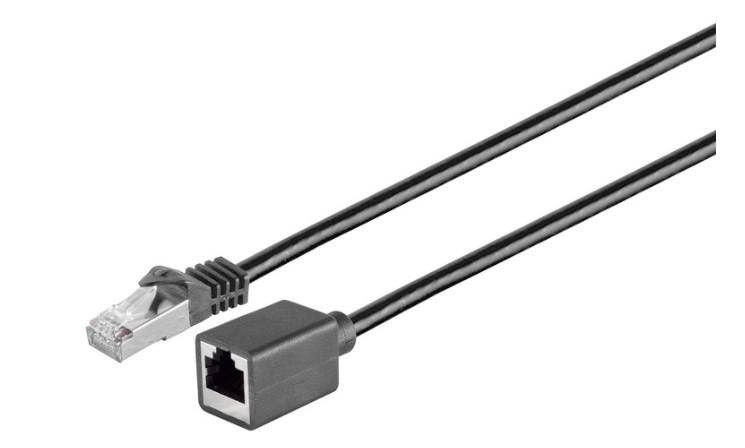 Dva crna Ethernet-stilska kabela s RJ45 konektorima, jedan utikač vidljiv i jedan prilagodnik s priključnicom prikazani na bijeloj pozadini.