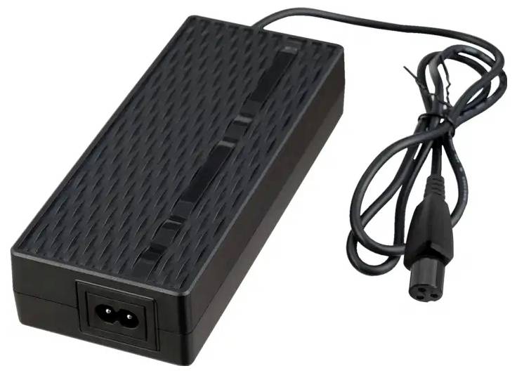 Crni pravokutni adapter za napajanje s priloženim kablom i dvozubačkim konektorom na bijeloj pozadini.