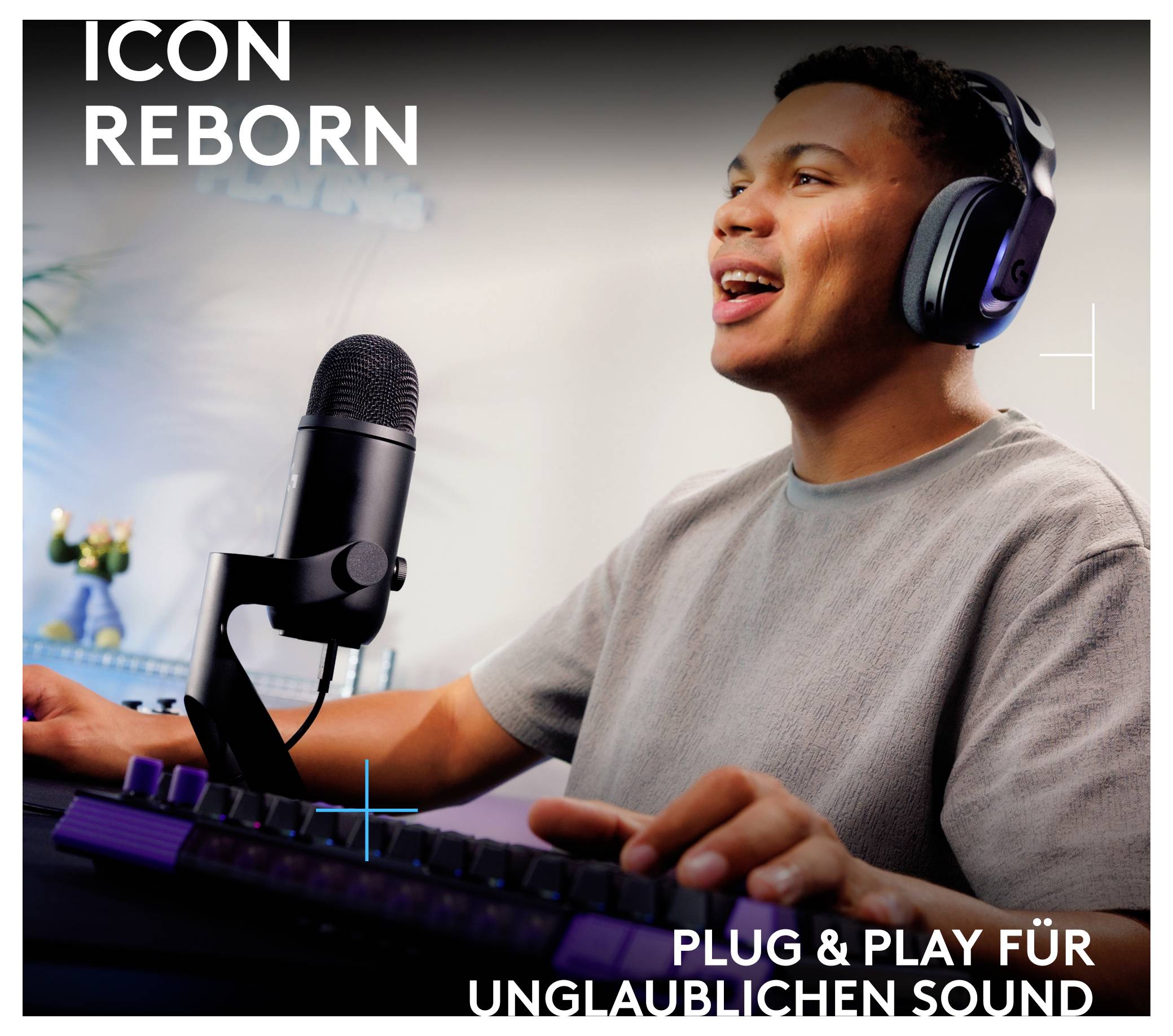 Mladić koji nosi slušalice pretpoči ili snima za stol s mikrofonom; tekst glasi 'ICON REBORN' i 'PLUG & PLAY ZA NEVJEROJATAN ZVUK'.