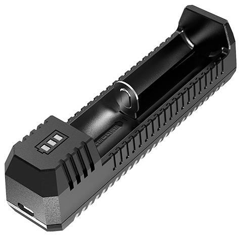 Crni jednoslotni punjač baterija s USB-C priključkom i indikatorskim svjetlima, prikazan prazan na bijeloj pozadini.