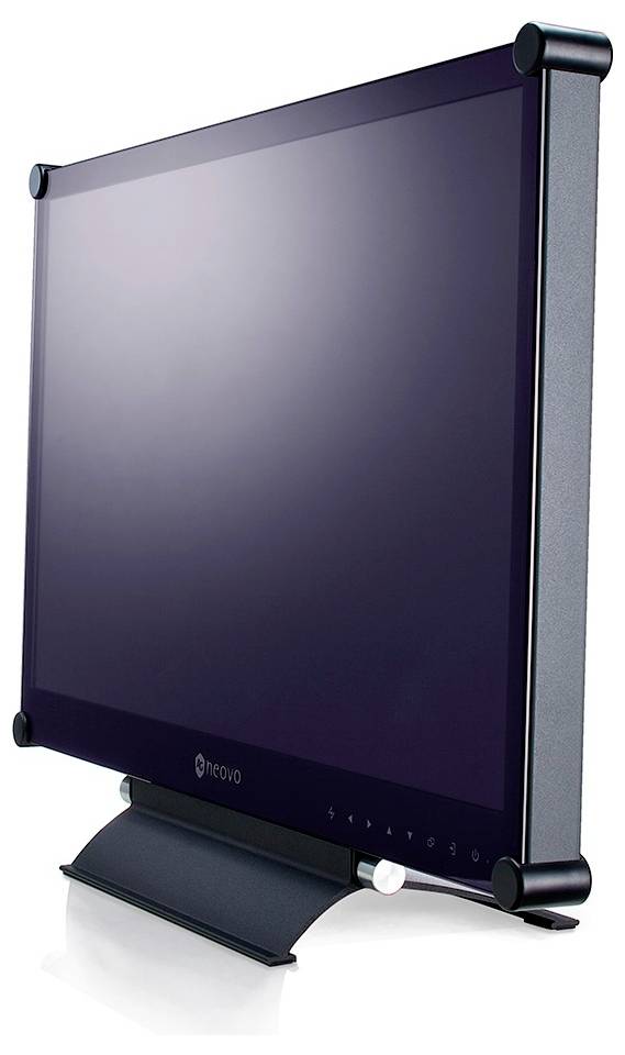 Lenovo monitor s ravnim zaslonom s tamnim prikazom, prikazan nakošeno na stalku na bijeloj podlozi.