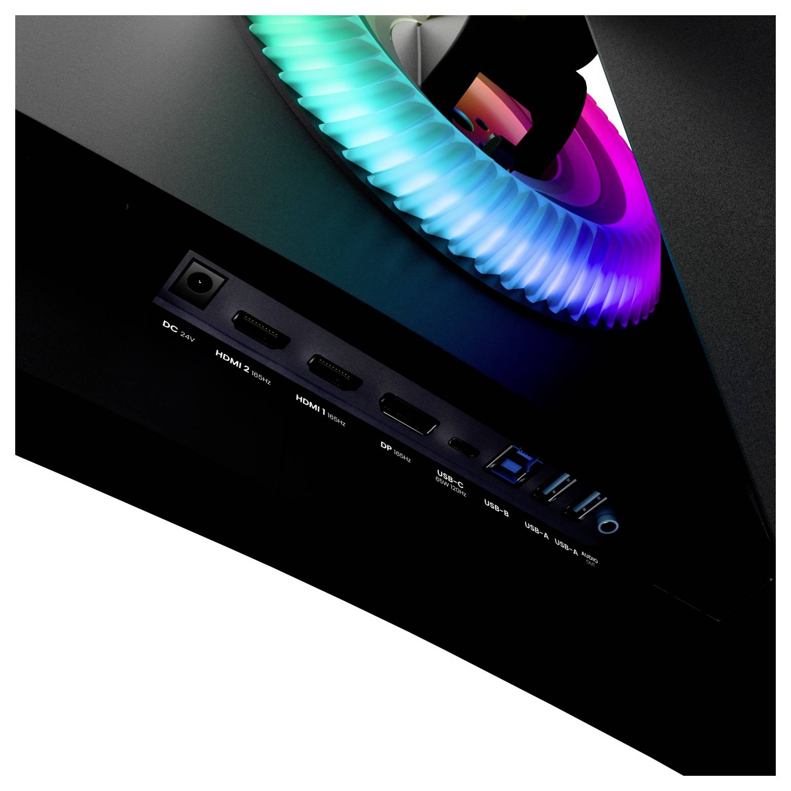 Snimak izbliza stražnje ploče gejming monitora sa RGB osvjetljenjem ventilatora i portovima povezanosti označenim kao DC IN, HDMI, DisplayPort, USB i audio.