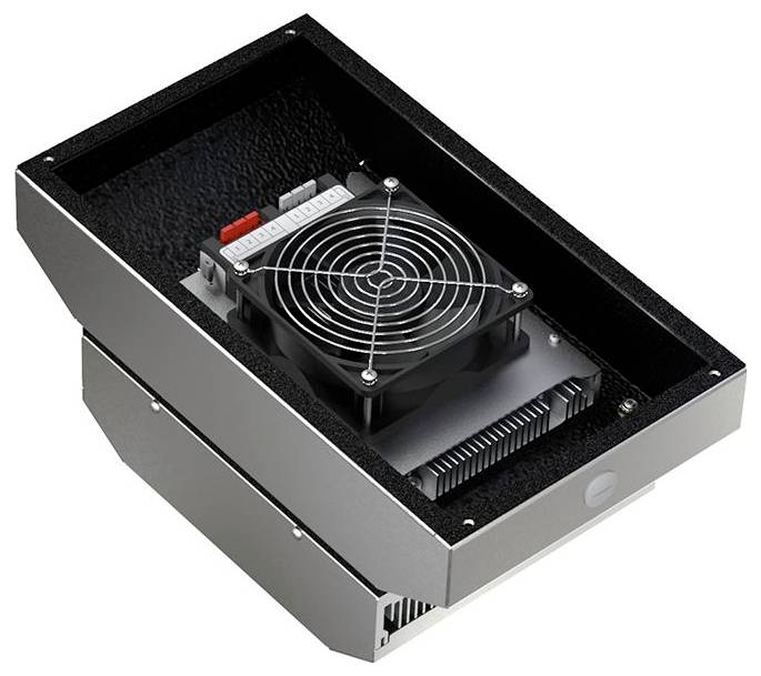 Otvorena metalna elektronička kutija koja sadrži modul napajanja hlađen ventilatorom s klemama za žičane veze i hladnjakom.
