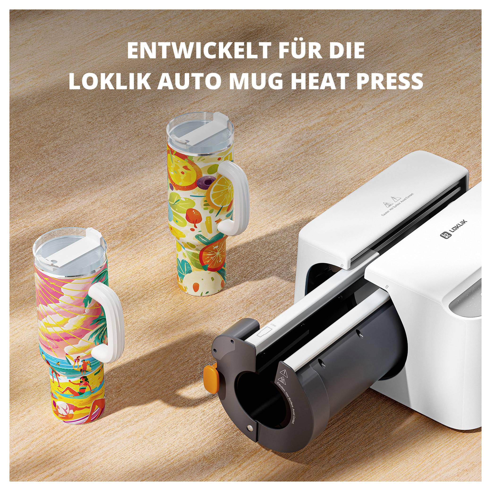 Oglašavanje za Loklik Auto Mug Heat Press; tri ispisana putna šalica i otvoreni stroj za prešanje na drvenom stolu, s tekstom 'RAZVIJENO ZA LOKLIK AUTO MUG HEAT PRESS'.