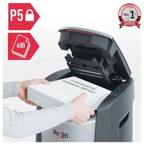 Ruka stavlja hrpu povjerljivih poslovnih izvješća u Rexelov automatski uništavač papira; ikone pokazuju P5 sigurnost i kapacitet od 600 listova.