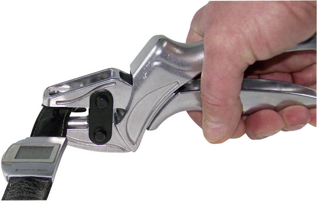 Jedna ruka koristi metalni alat kako bi izbušila dodatnu rupu u crni kožni remen ručnog sata.