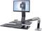 Nosač monitora s podesivom rukom, tipkovnica, miš i kalkulator na radnom stolu. Optimalno za ergonomski rad.