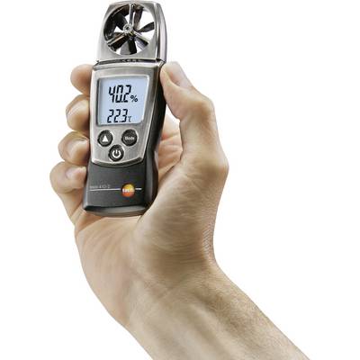 Jedna ruka drži anemometar koji pokazuje 40,2% vlažnosti zraka i 22,3°C.