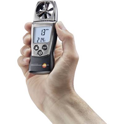 Ručni anemometar pokazuje brzinu vjetra od 1,3 m/s i temperaturu od 21,4°C. Drži se u ruci.
