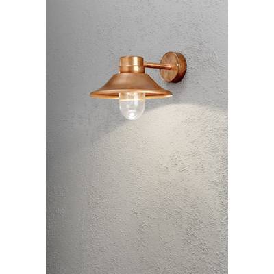 Viseća zidna lampa od bakra osvjetljava sivi strukturirani zid. Minimalistički dizajn s toplim osvjetljenjem.