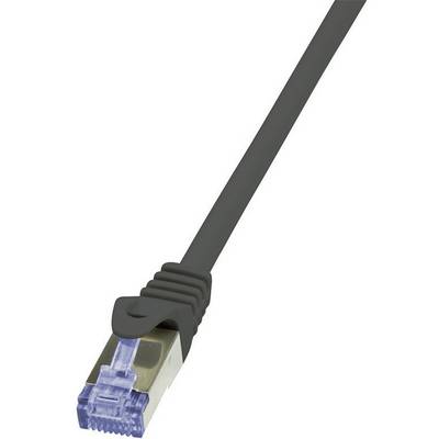 Crni Ethernet kabel s metalnim utikačem i plavim plastičnim poklopcem, izoliran na bijeloj pozadini.