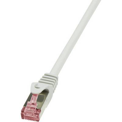 Bijeli Ethernet kabel s crvenim RJ45 utikačem, korišten za mrežne povezivosti.