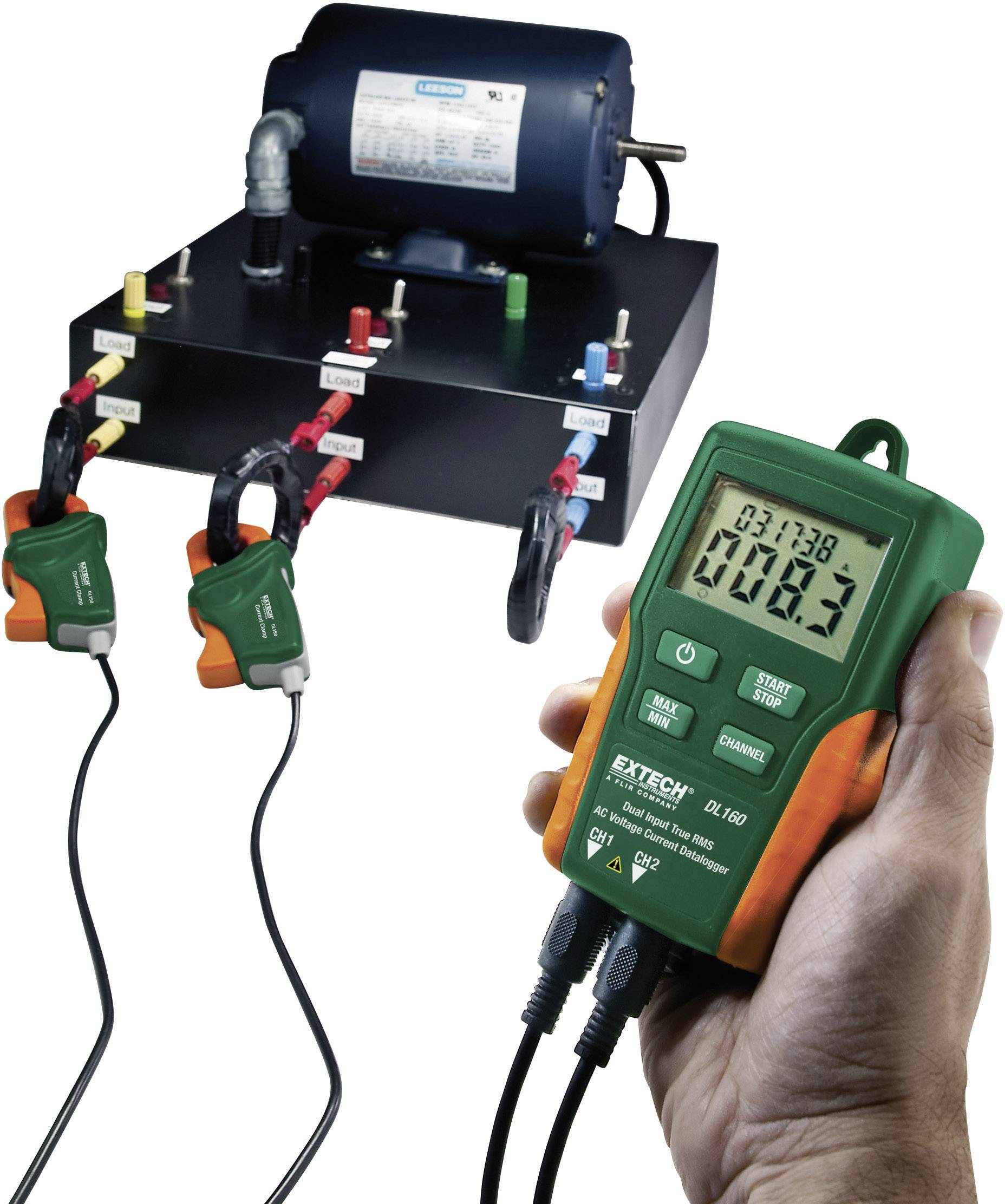 Jedna ruka drži digitalni multimetar koji je spojen na električni uređaj. Mjeri i prikazuje protok struje.