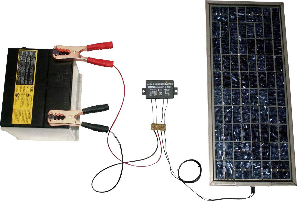 Solarni panel je spojen s regulatorom punjenja koji je zatim priključen na bateriju. Ovo prikazuje jednostavan sustav punjenja solarnom energijom.