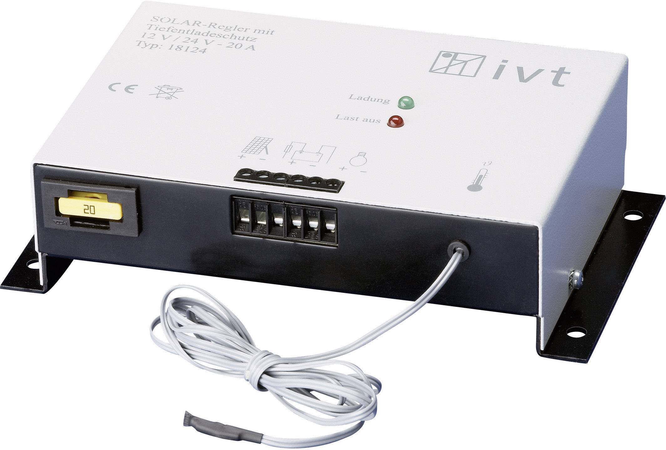 Bijeli solarni regulator tvrtke ivt za kontrolu punjenja, model 'Tip M1212', za 12V/12A do 20A. Uključuje priključne stezaljke i kabel.