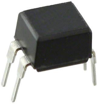 Crni elektronički element s četiri metalne iglice, vjerojatno optospojnik, na bijeloj pozadini.