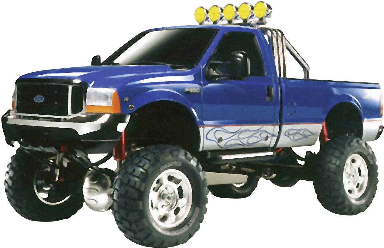 Veliki, plavi pickup truck s povišenim pogonom i off-road gumama, ukrašen uzorkom plamena na bočnoj strani.