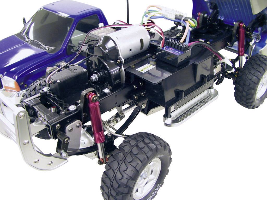 Daljinski upravljan modelni automobil s otvorenom karoserijom, prikazuje komponente motora i ovjes.