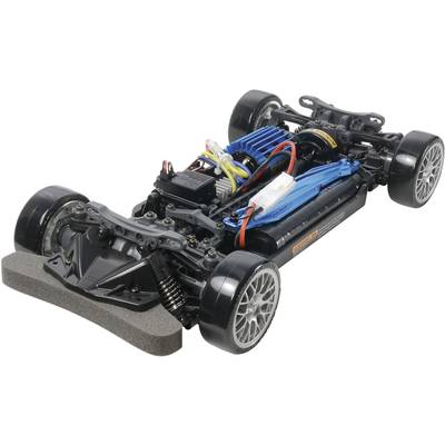 Modelarski automobil-šasija s vidljivom elektronikom i ožičenim komponentama, montirane gume, prednje ovjes kotača i motor.