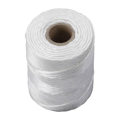 Kolut bijenog konopca koji stoji uspravno. Konop je gusto namatan i gladak.
