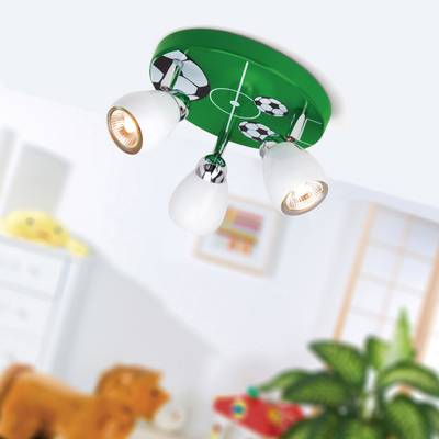 Stropna lampa s igrivim motivom nogometa, zeleno-bijeli sjenilo, tri bijele žarulje. Dizajniran za dječju sobu. Pozadina nejasna.