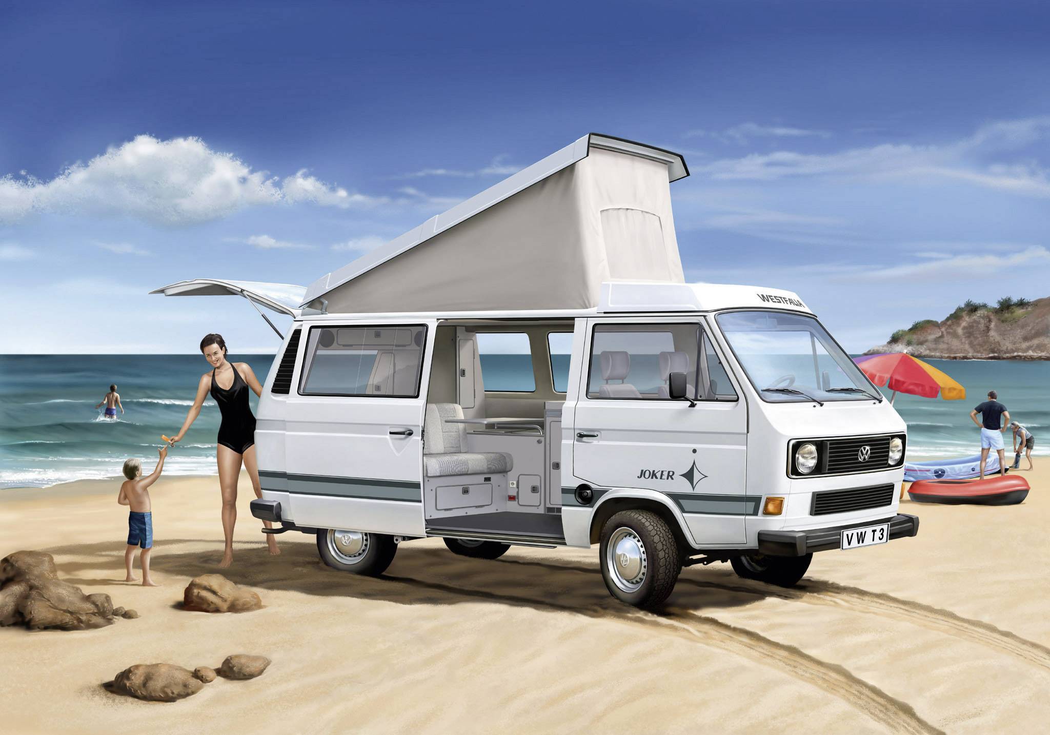 Kampingbus stoji na pješčanoj plaži, krov je otvoren. Žena pruža ruku djetetu, nekoliko ljudi je u vodi.