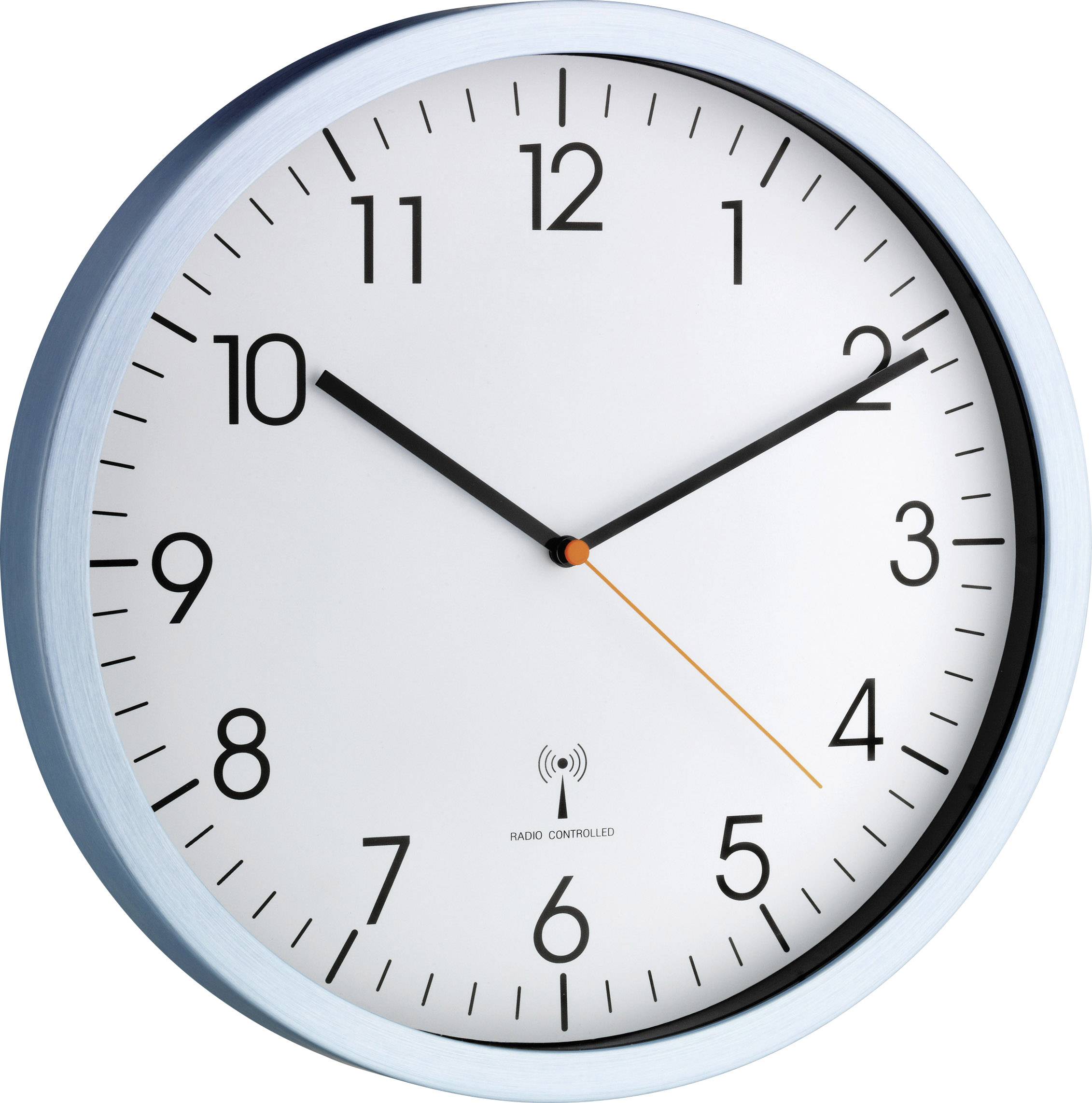 Okrugla zidna ura pokazuje 10:10. Sat ima bijeli brojčanik s crnim brojkama i kazaljkama te narančastom sekundnom kazaljkom.