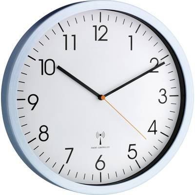 Okrugla zidna ura pokazuje 10:10. Sat ima bijeli brojčanik s crnim brojkama i kazaljkama te narančastom sekundnom kazaljkom.