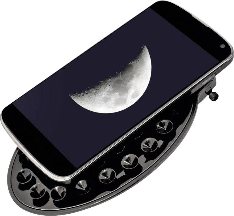 Pametni telefon na zaslonu prikazuje djelomično osvjetljenu moonsku površinu. U prvom planu nalazi se tipkovnica inspirirana retro stilom.