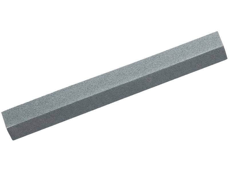 Sivi brusni kamen izrađen od abrazivnog materijala, pravokutnog oblika, na bijeloj pozadini. Uglavnom se koristi za brušenje.