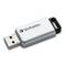 Srebrni USB stick marke Verbatim s crnom kapom, položen.