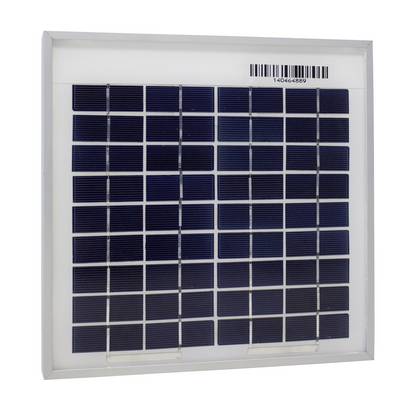 Mali solarni panel s barkod kodom gore desno prikazuje pravokutne solarne ćelije u bijelom okviru pred neutralnom pozadinom.