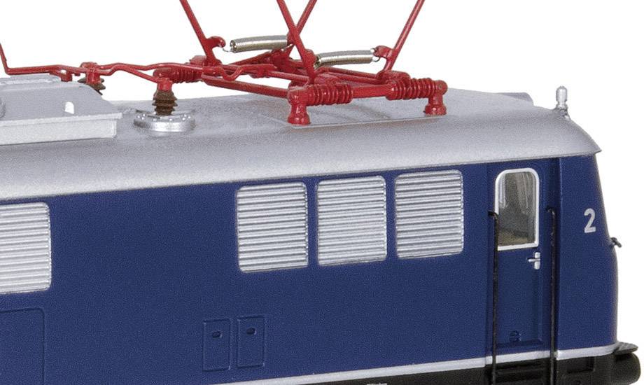 Model plave električne lokomotive s crvenim strujnim hvatačem. Vrata i prozori su vidljivi.