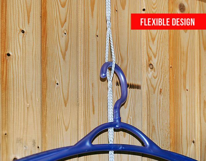 Plavi plastični vješalica visi o konopcu ispred drvene stjenke. Gore desno u crvenom polju piše 'FLEKSIBILNI DIZAJN'.