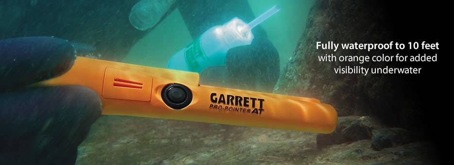 Garrett Pro-Pointer AT podvodni metalni detektor u upotrebi. Narančaste boje radi dobre vidljivosti, u potpunosti vodootporan do 3 metra.