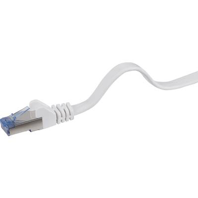 Mrežni kabel s RJ-45 utikačem, djelomično uvučen. Bijeli kabel na svijetloj pozadini.