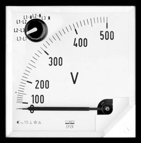 Analogni voltmetar s mjernom skalom od 0 do 500 volti. Trenutačno očitanje pokazuje približno 250 volti. Pogodan za trofazne sustave.