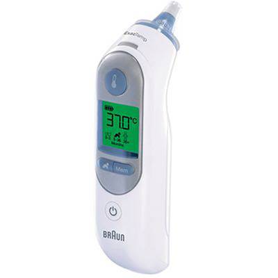 Digitalni toplomjer za uho prikazuje temperaturu od 37,0°C na zelenom zaslonu. Uređaj je marke Braun u sivo-plavoj kombinaciji.
