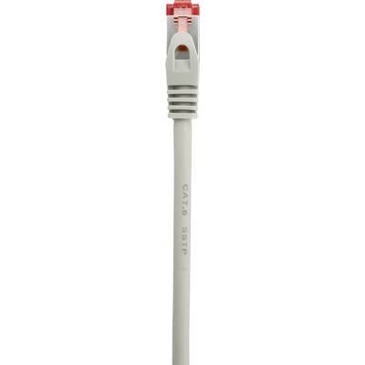Bliski kader sivog Ethernet kabela s crvenim utikačem na kojem piše 'CAT.6 S/FTP'.