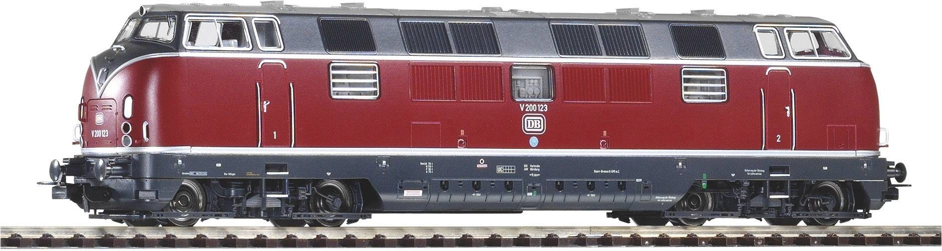 Modelna lokomotiva serije V 200 u crvenoj boji sa srebrnim detaljima stoji na tračnicama te prikazuje klasični dizajn njemačkih vlakova.