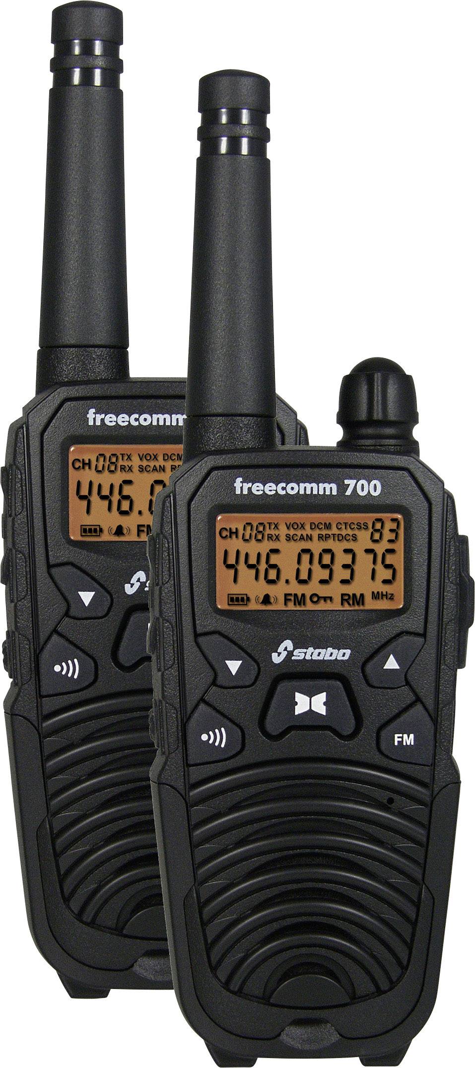Dva crna walkie-talkija s antenama i digitalnim zaslonom, model 'freecomm 700'. Na zaslonima su vidljive frekvencije i brojevi kanala.