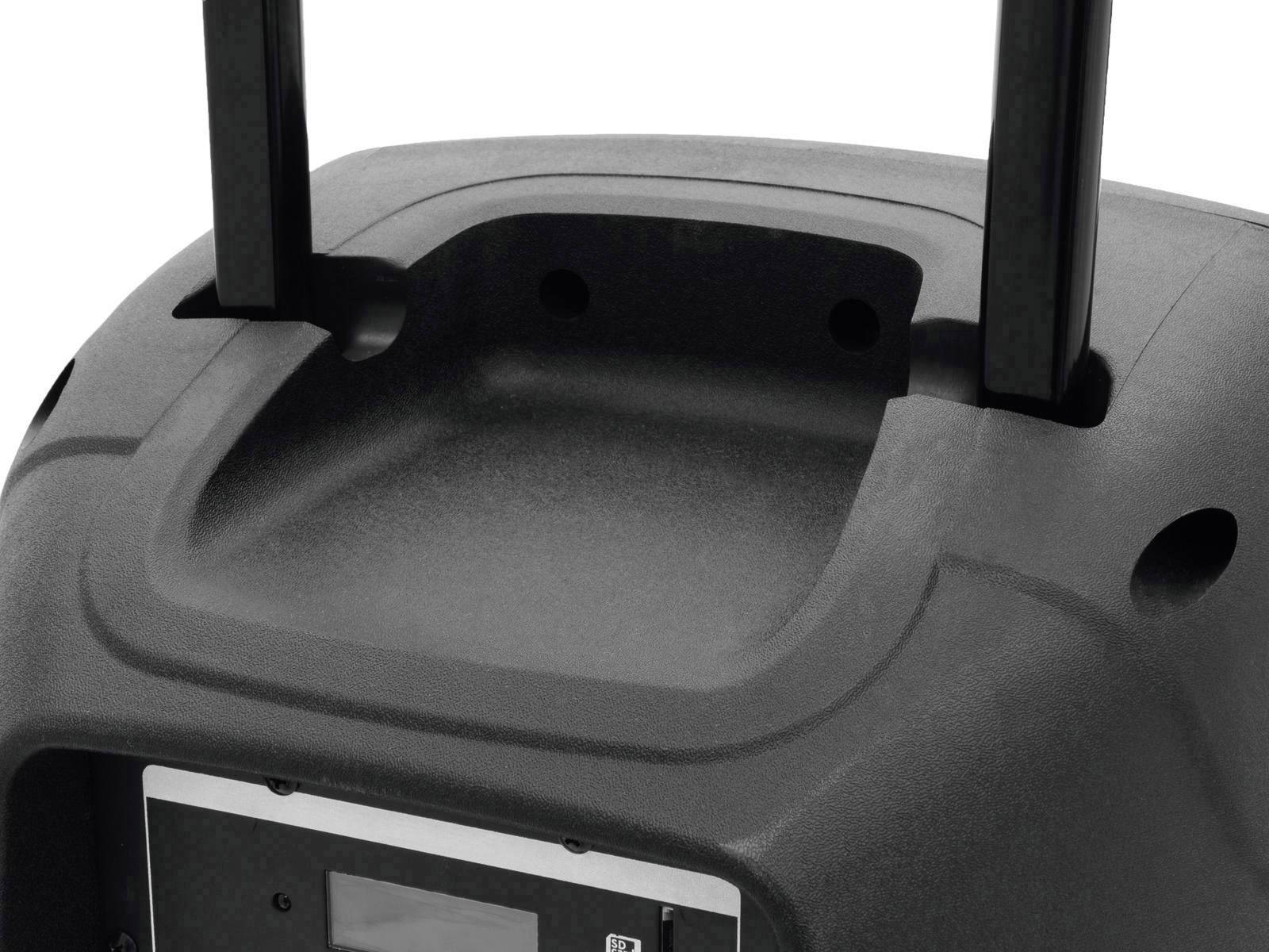 Crni plastični kofer s izvlačivom ručkom, kakav se koristi za prijenosne zvučnike ili opremu.