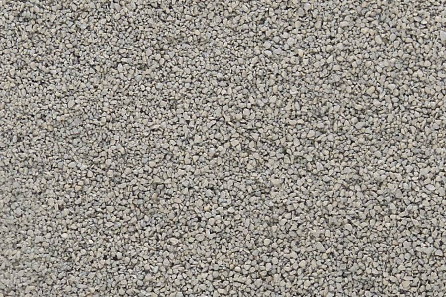 Grubi slojeviti zastor od sitnih, sivih kamenih oblutaka koji predstavlja površinu od trošenja ili materijala za pješačke staze.