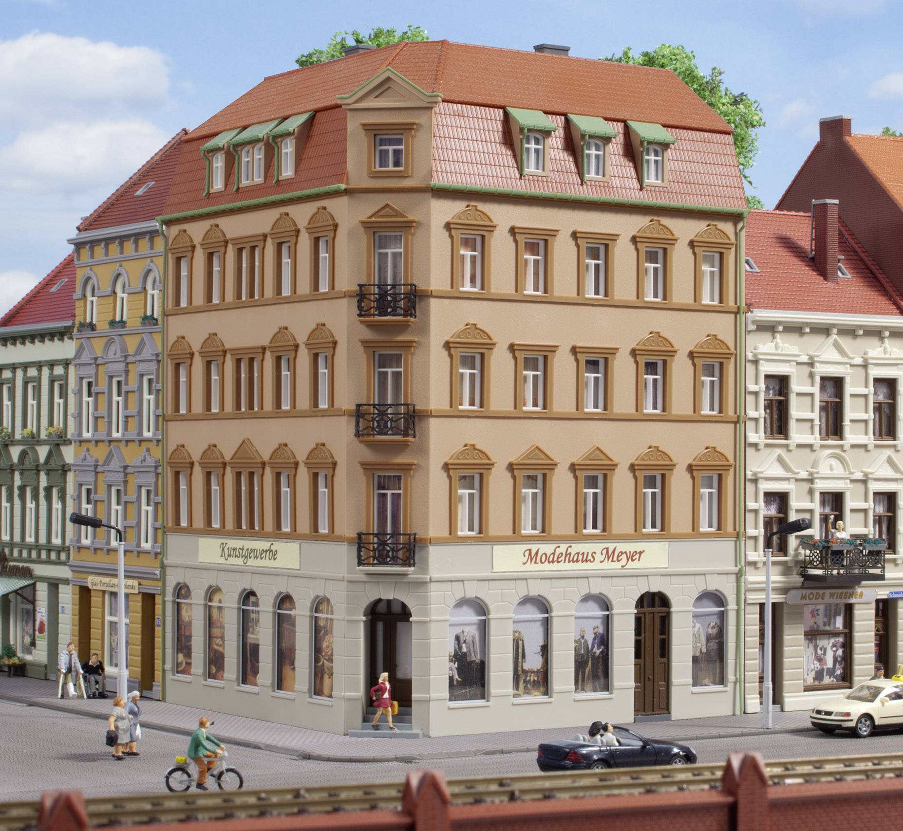 Modni butik 'Modehaus Meyer' smješten je u višekatnoj povijesnoj zgradi na prometnoj uličnoj raskrižnici.
