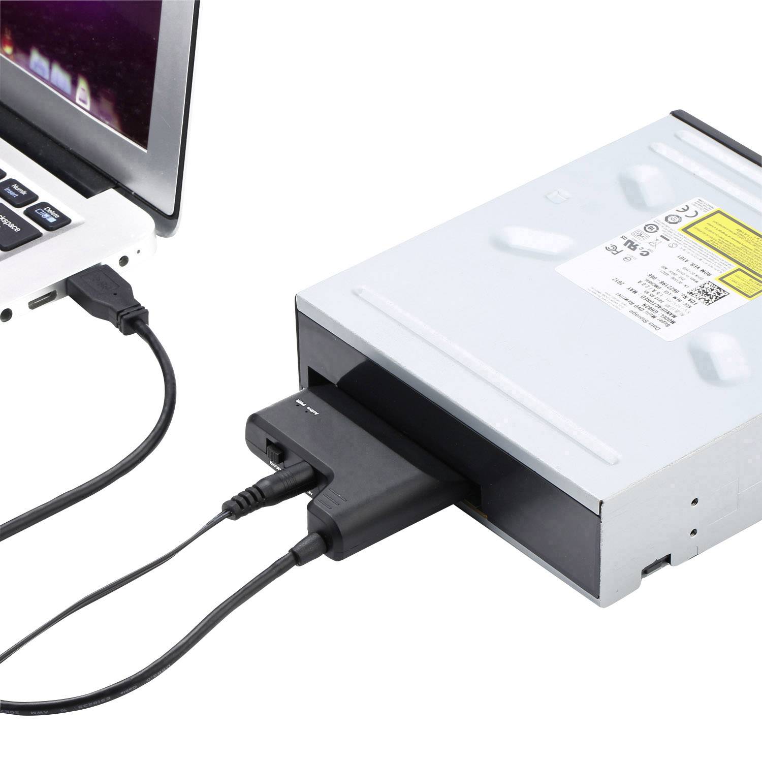 Vanjski DVD snimač je spojen na prijenosno računalo putem USB kabela. Zaslon prijenosnog računala je djelomično vidljiv.
