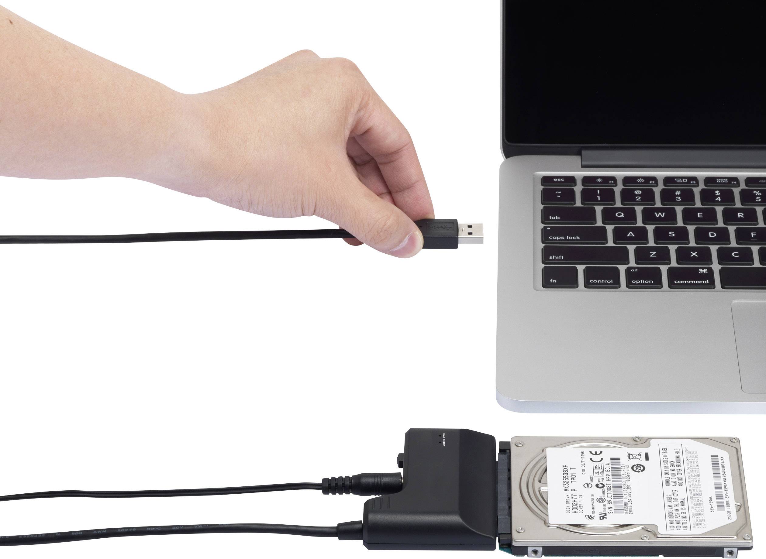 Jedna ruka spaja USB kabel s prijenosnim računalom kako bi povezala vanjski tvrdi disk.