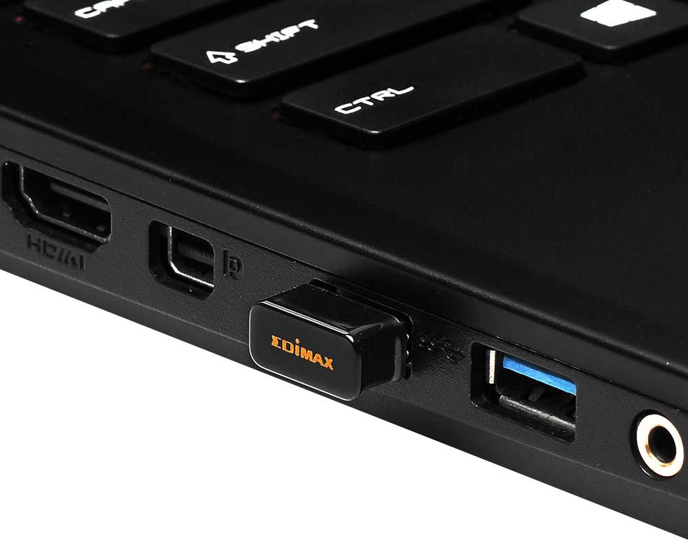 Prijenosno računalo s priključenim Edimax USB ključem i vidljivim HDMI i USB priključcima. Natpisi na tipkama gore: 'SHIFT', 'CTRL'.